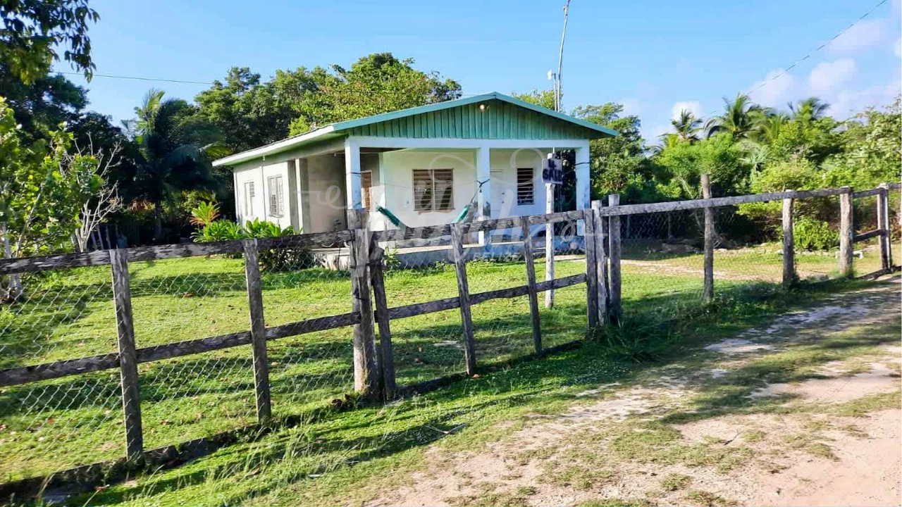 Seaside Cottage in Sarteneja – Steps from the Caribbean!